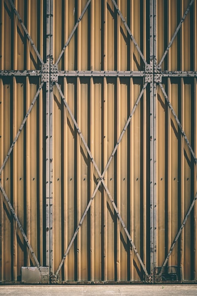 棕色金属门

